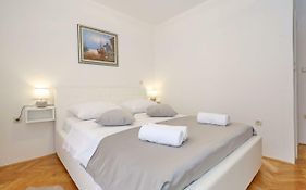 Neva Modern Apartment